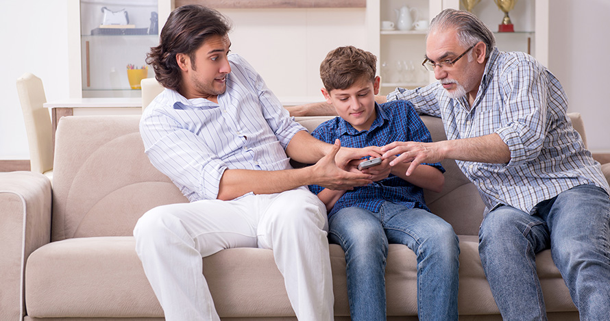  Un padre y un abuelo luchan por controlar a un niño.