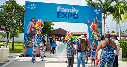  Las familias ingresan a la Family Expo 2021 en South Dade.