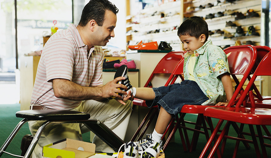 Niño de compras buscando zapatos