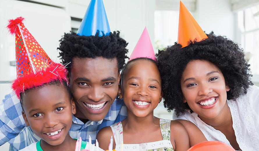 Una familia feliz celebrando sus hijos.