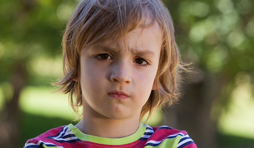 Niño pequeño enojado.