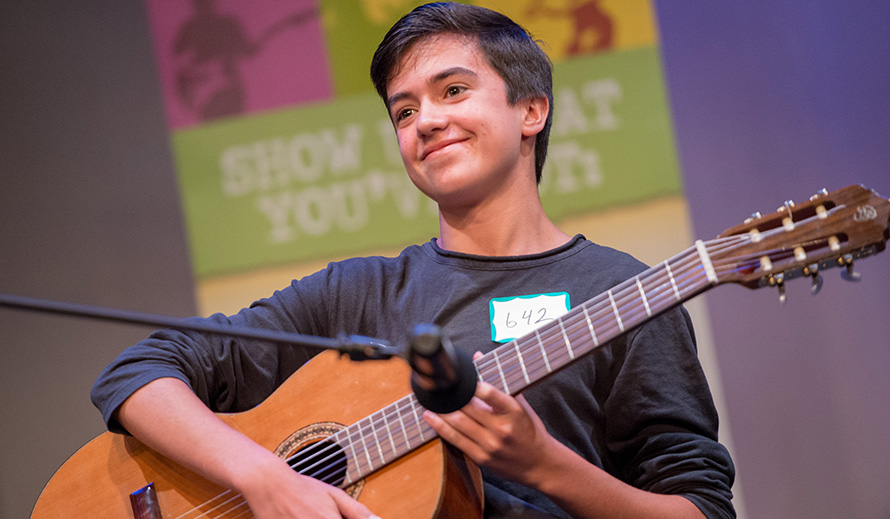 Joven guitarrista haciendo su audición para TJGS.