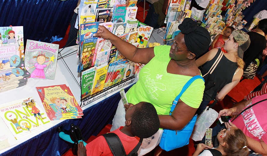 Madre e hijo compran libros con descuento.