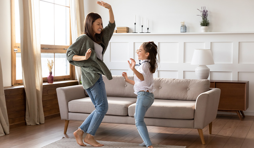 Una madre y su hija bailan para mantenerse activas.