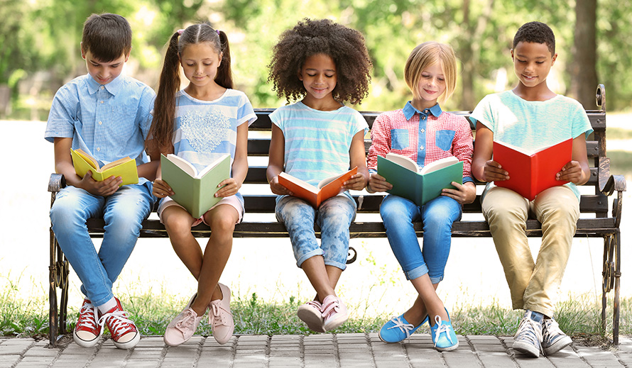 Estudiantes de secundaria felizmente leyendo libros. 