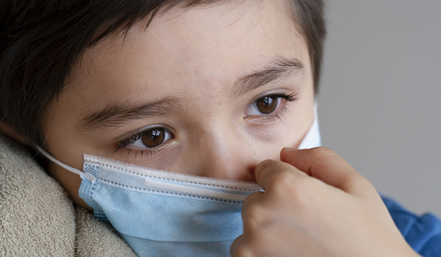  Un niño hispano se ve abatido durante la pandemia de coronavirus.