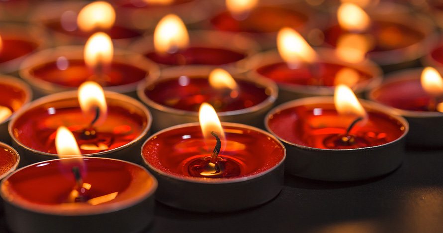 Velas rojas que representan diversas religiones.