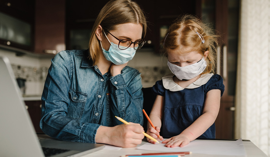  Una madre educa en casa a su hija durante la pandemia de coronavirus.