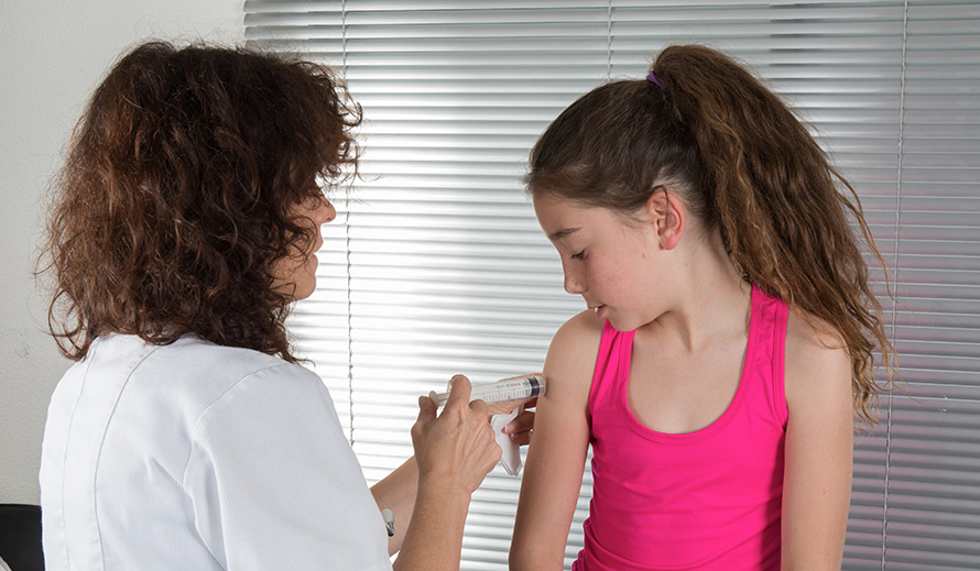 Niña en un centro médico recibiendo una vacuna