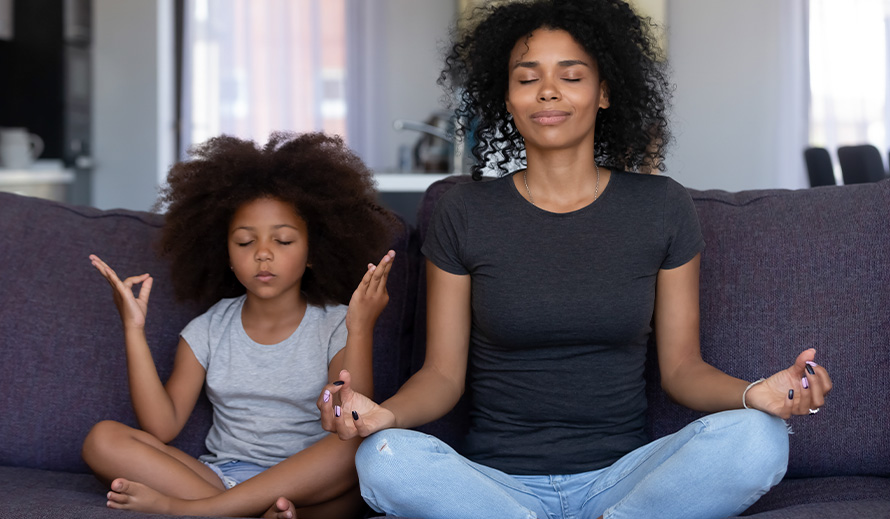  Una madre y su hija practican yoga.