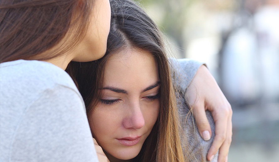 Niña adolescente siendo consolada