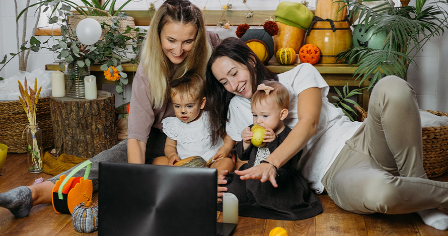  Una familia celebra el Día de Acción de Gracias visitando virtualmente a familiares.