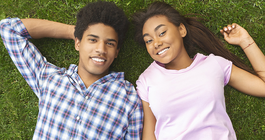  Un adolescente y una adolescente disfrutan pasar tiempo juntos.