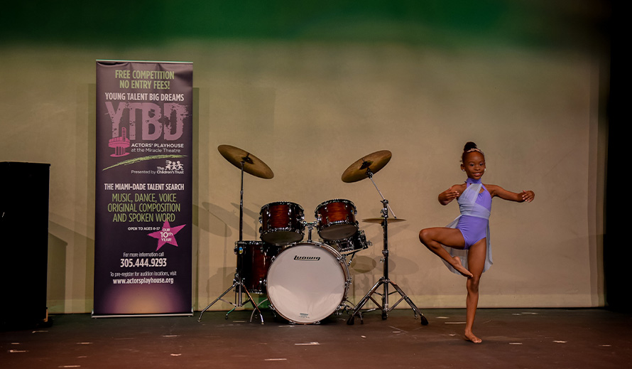 Una niña audicionó durante la competencia 2020 Young Talent Big Dreams.