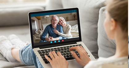  Una adolescente visita a sus abuelos en su tableta.