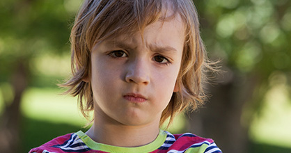 Niño pequeño enojado.