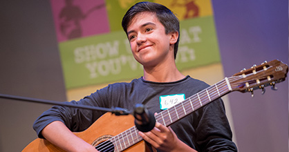 Joven guitarrista haciendo su audición para TJGS.