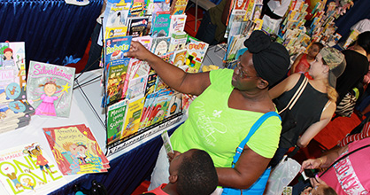 Madre e hijo compran libros con descuento.