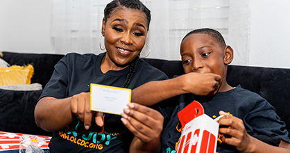  Magdala Chery y su hijo Jonathan-David Chery disfrutan de un paquete Box Joy.