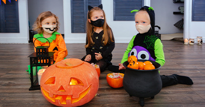  Las niñas celebran Halloween de forma segura dentro de la casa durante Halloween.