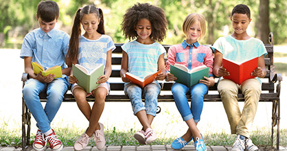 Estudiantes de secundaria felizmente leyendo libros. 