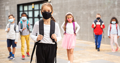  Un grupo de niños se prepara para volver al mundo exterior.