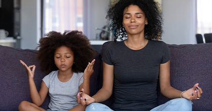  Una madre y su hija practican yoga.