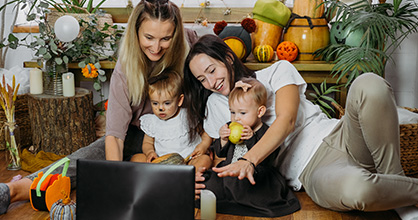  Una familia celebra el Día de Acción de Gracias visitando virtualmente a familiares.